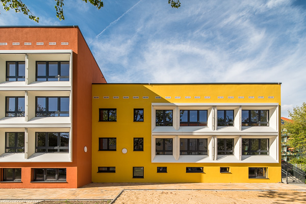 Gruppenräume mit integriertem Sonnenschutz prägen die Fassade
