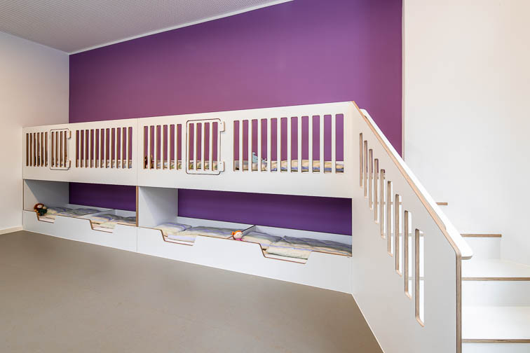 Die Kinder nehmen selbständig die Treppe zur Schlafempore