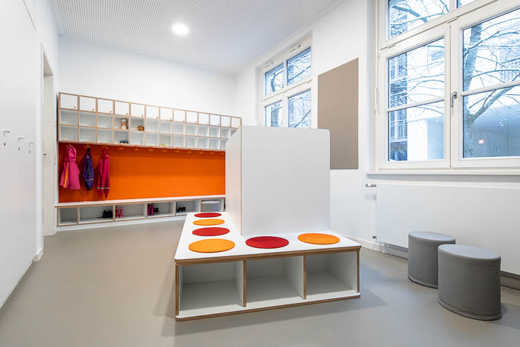 In der Garderobe gibt es jetzt mehr Platz, um bequem Schuhe und Kleidung zu wechseln