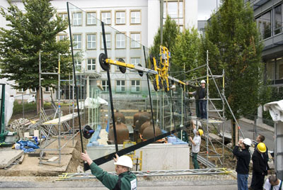 Architekturfotografie: Die Glashülle besteht aus fünf großformatigen VSG-Glastafeln Architekturfotografie: Die Glashülle besteht aus fünf großformatigen VSG-Glastafeln