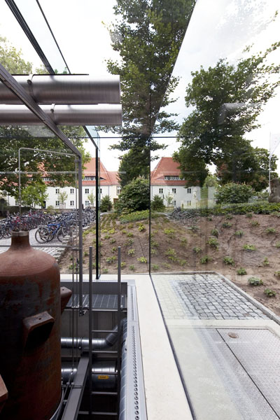 Architekurfotografie: von innen wirkt die Glashülle teils transparent, teils wie ein Spiegel Architekurfotografie: von innen wirkt die Glashülle teils transparent, teils wie ein Spiegel