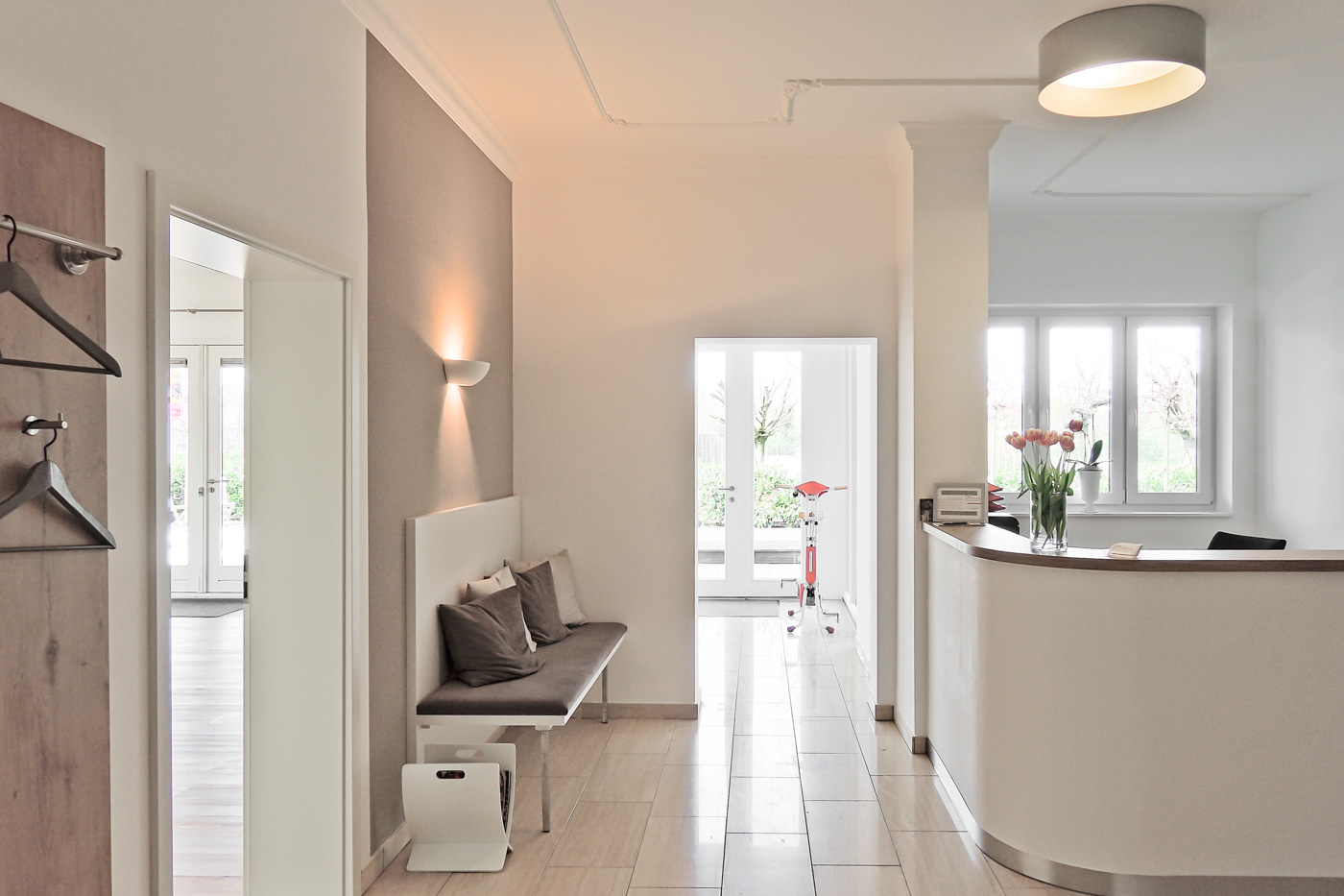 Einer von vier lichtdurchfluteten Behandlungsräumen