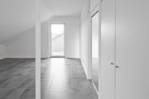 Ein Einbauschrank neben dem Schornstein bringt Stauraum bei begrenzen Platzverhältnissen.